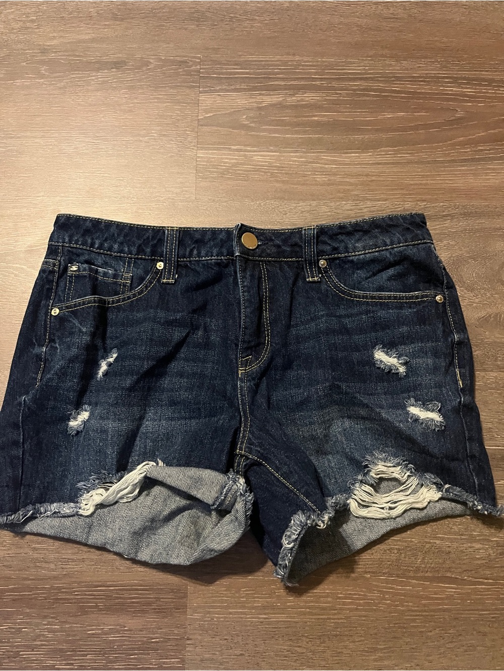 Seven7 Dark wash denim shorts with distressed details size 8 weekend short #sum
